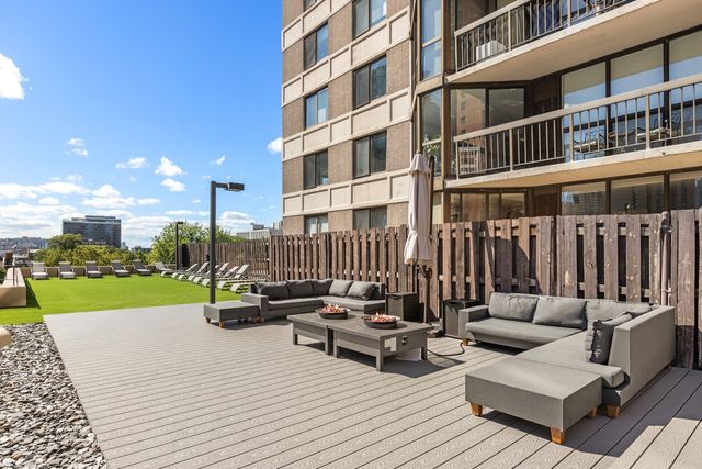 33 W Delaware Place 22H, Chicago, IL 60610