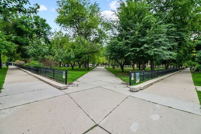 33 W Delaware Place 22H, Chicago, IL 60610