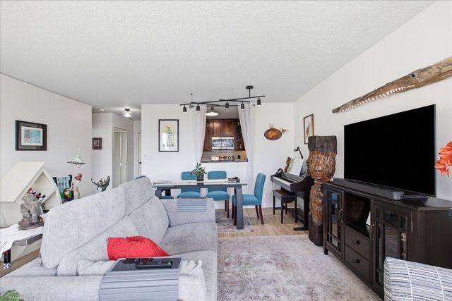 33 W Delaware Place 22H, Chicago, IL 60610