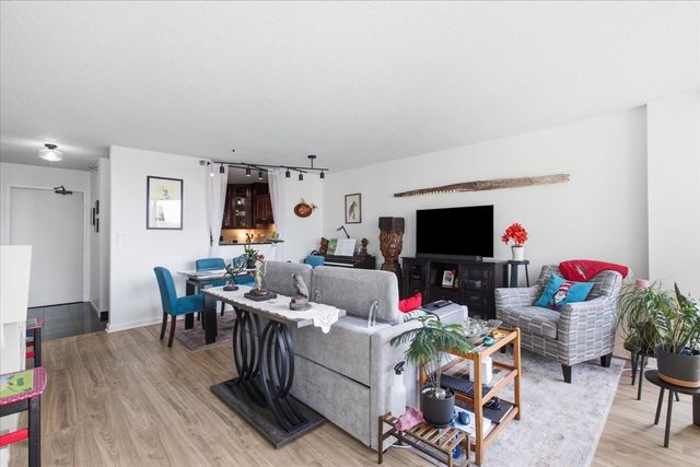 33 W Delaware Place 22H, Chicago, IL 60610