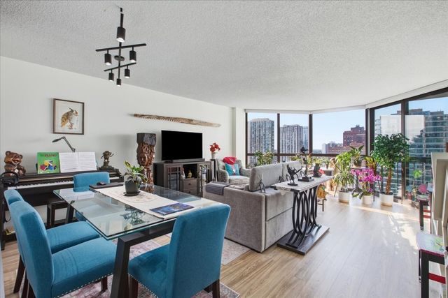 33 W Delaware Place 22H, Chicago, IL 60610
