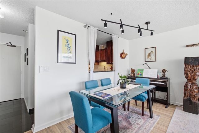 33 W Delaware Place 22H, Chicago, IL 60610