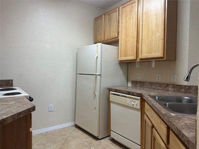 10021 COURTNEY PALMS BOULEVARD 303, Tampa, FL 33619