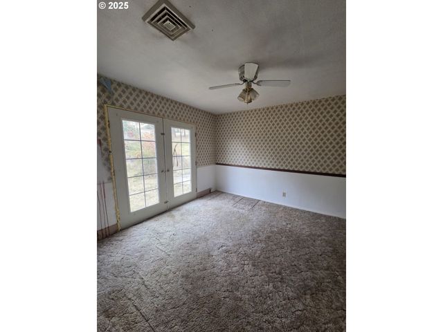 188 ROBIN St, Roseburg, OR 97470