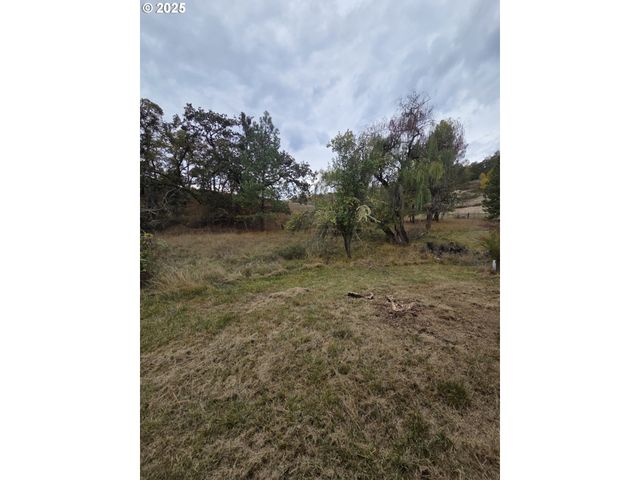 188 ROBIN St, Roseburg, OR 97470