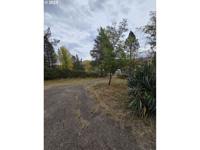 188 ROBIN St, Roseburg, OR 97470