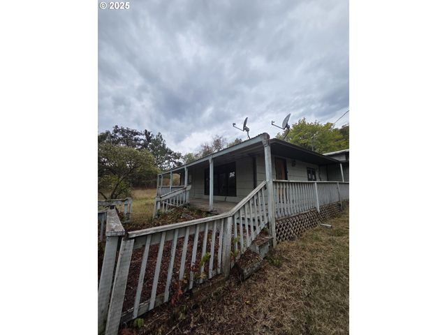 188 ROBIN St, Roseburg, OR 97470