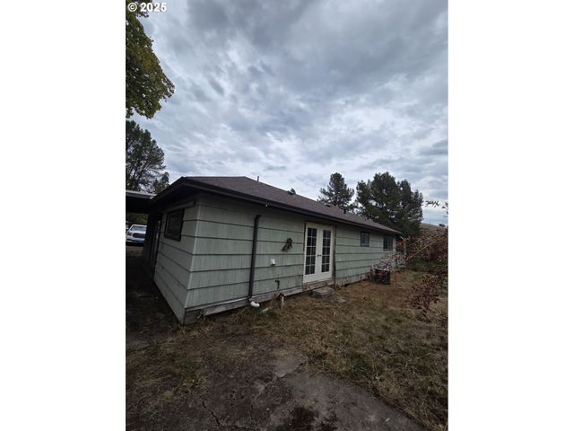188 ROBIN St, Roseburg, OR 97470