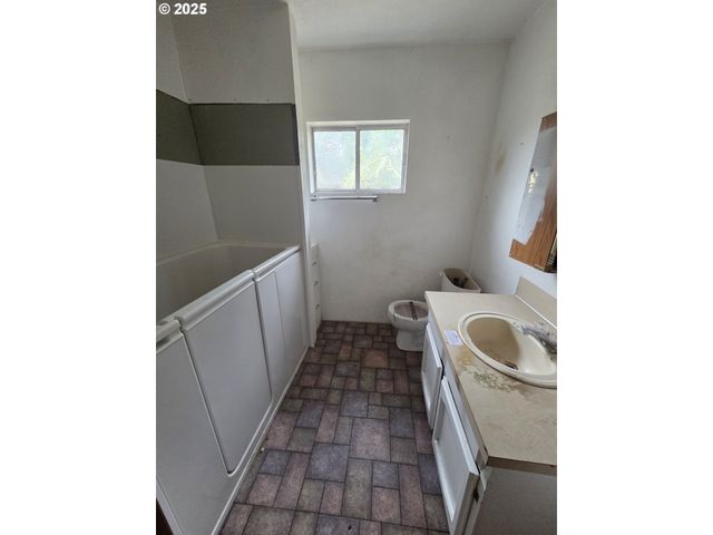 188 ROBIN St, Roseburg, OR 97470