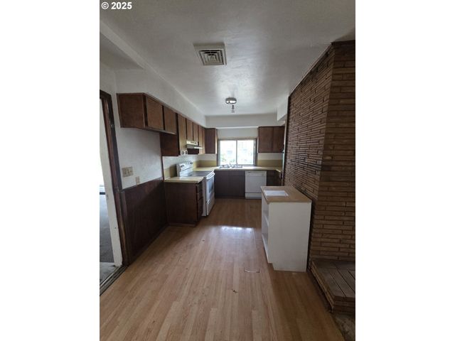 188 ROBIN St, Roseburg, OR 97470