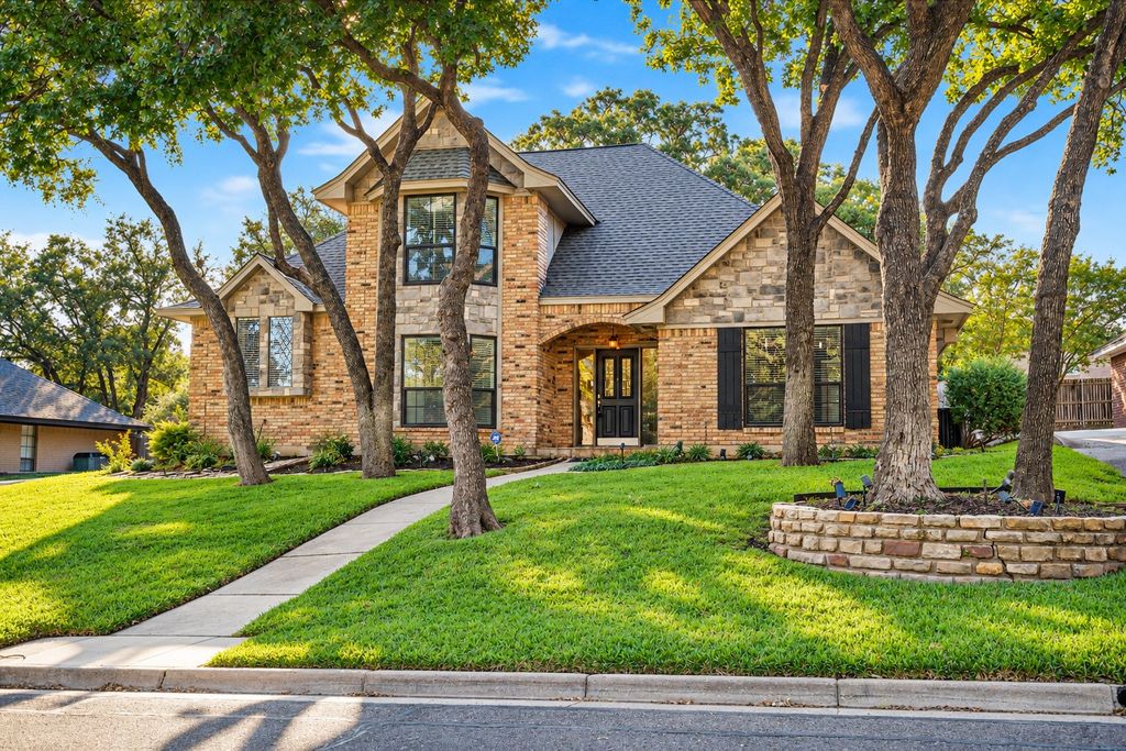 2110 Emerald Lake Drive, Arlington, TX 76013 — exterior