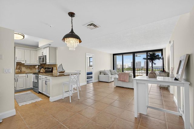 336 Golfview Road 905, North Palm Beach, FL 33408