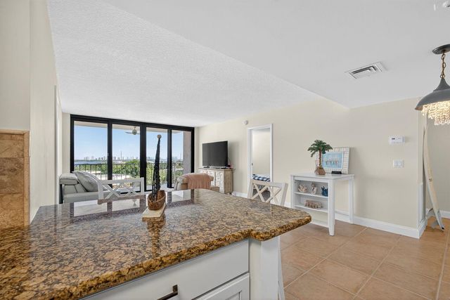 336 Golfview Road 905, North Palm Beach, FL 33408
