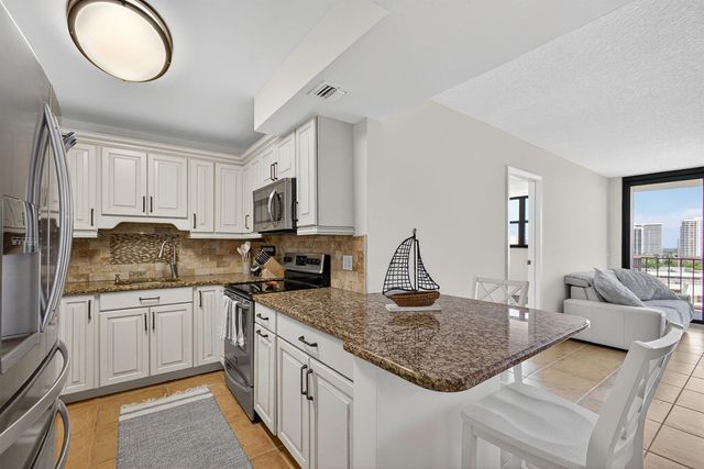 336 Golfview Road 905, North Palm Beach, FL 33408