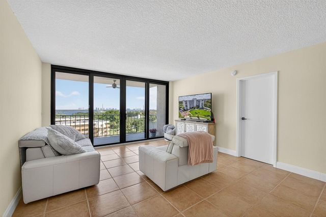 336 Golfview Road 905, North Palm Beach, FL 33408