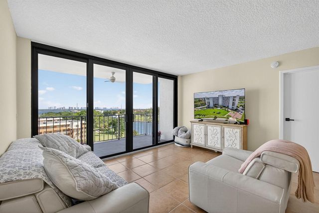 336 Golfview Road 905, North Palm Beach, FL 33408