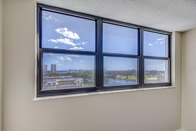 336 Golfview Road 905, North Palm Beach, FL 33408