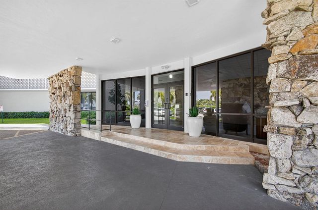 336 Golfview Road 905, North Palm Beach, FL 33408