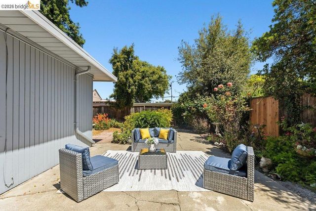 365 Redbud Ln, Hayward, CA 94541