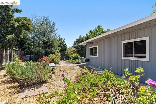 365 Redbud Ln, Hayward, CA 94541