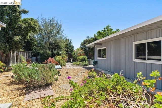 365 Redbud Ln, Hayward, CA 94541