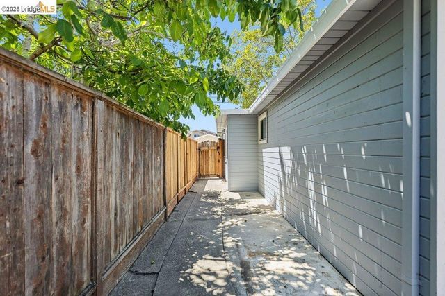 365 Redbud Ln, Hayward, CA 94541