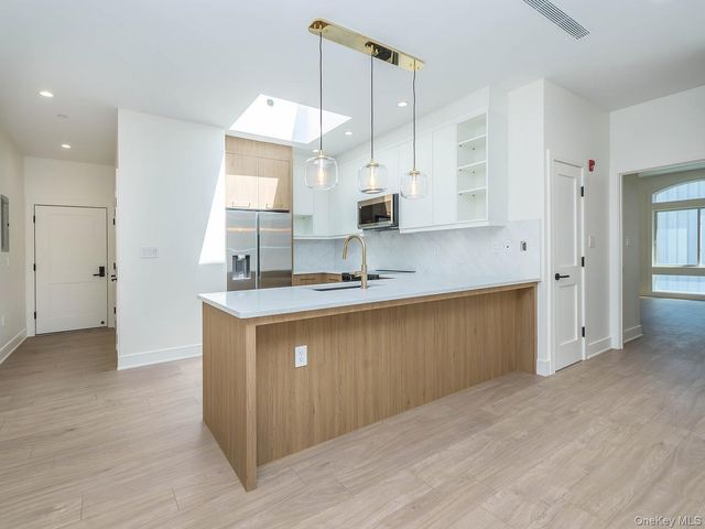 24 Lumber Road 3, Roslyn, NY 11576