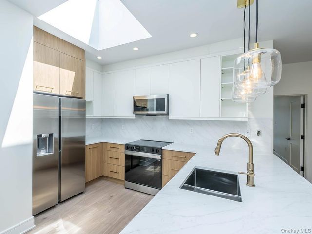 24 Lumber Road 3, Roslyn, NY 11576