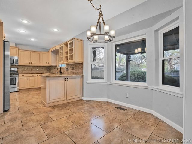 8715 S 65th East Place, Tulsa, OK 74133