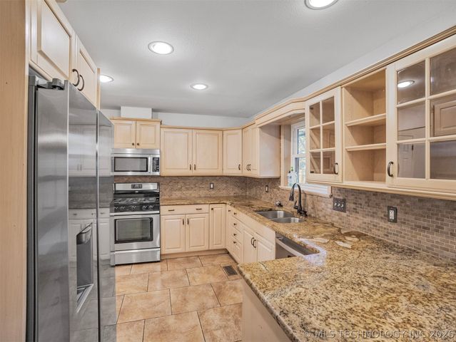 8715 S 65th East Place, Tulsa, OK 74133