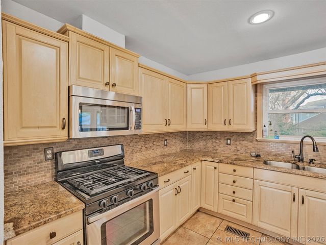 8715 S 65th East Place, Tulsa, OK 74133