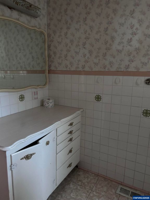 Image 18 of property listing at 5720 NE Duniway Rd, Dayton, OR 97114