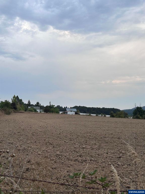 Image 3 of property listing at 5720 NE Duniway Rd, Dayton, OR 97114