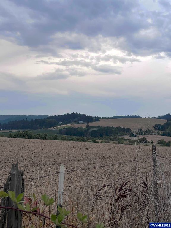 Image 5 of property listing at 5720 NE Duniway Rd, Dayton, OR 97114