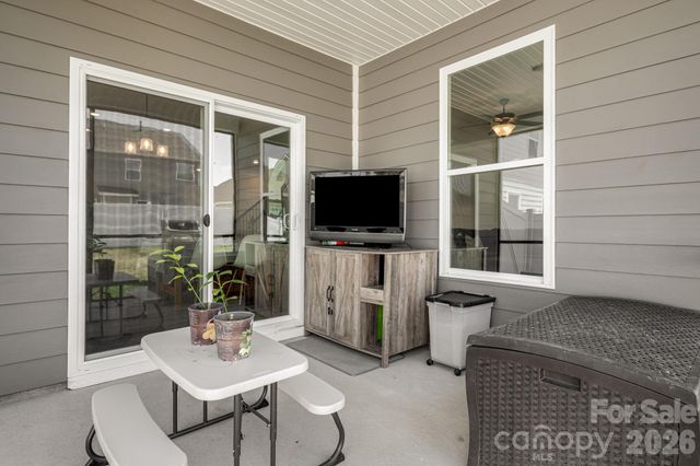 574 Fox Cove Road, Hendersonville, NC 28792