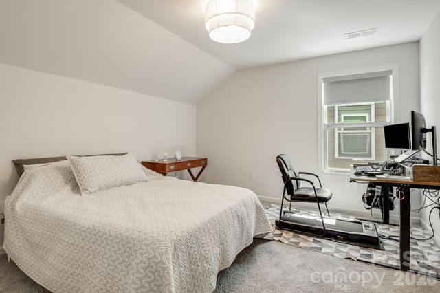 574 Fox Cove Road, Hendersonville, NC 28792