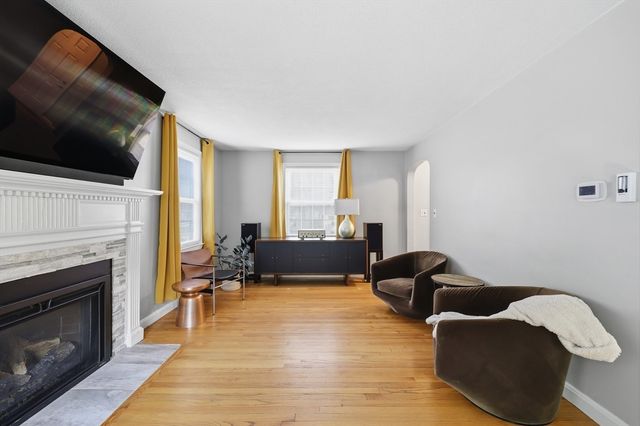 145 Chalmers St, Springfield, MA 01118