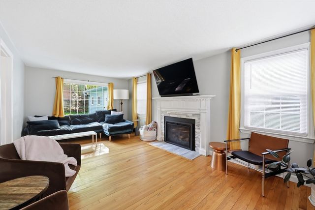 145 Chalmers St, Springfield, MA 01118