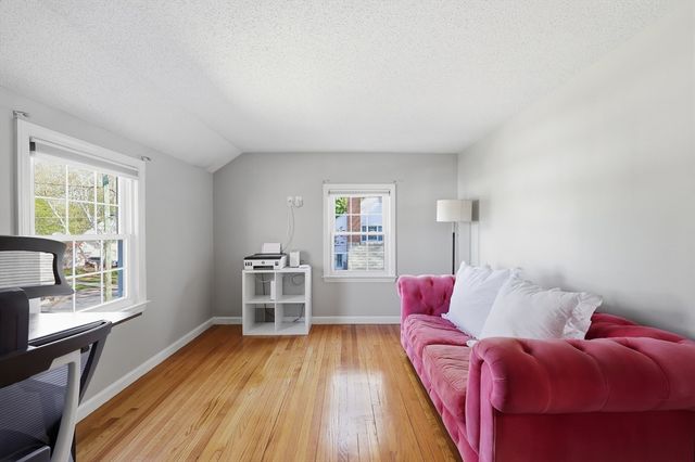 145 Chalmers St, Springfield, MA 01118