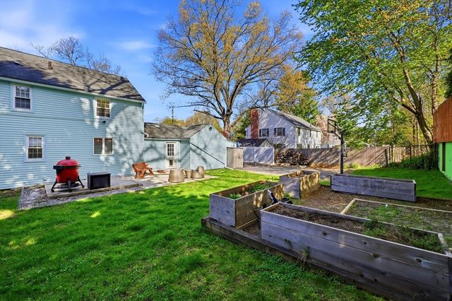 145 Chalmers St, Springfield, MA 01118