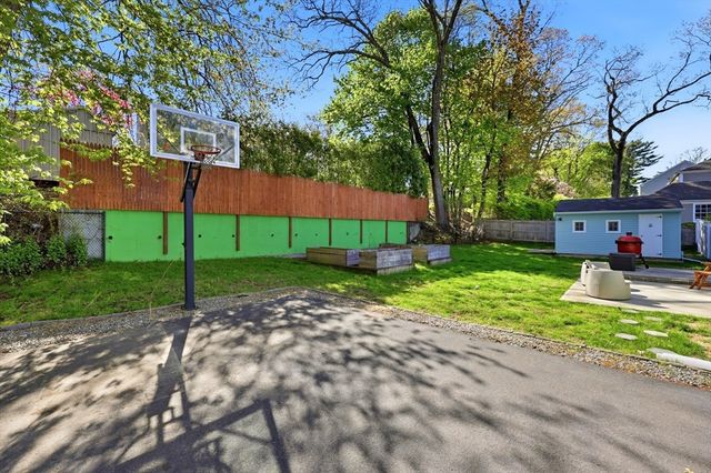 145 Chalmers St, Springfield, MA 01118
