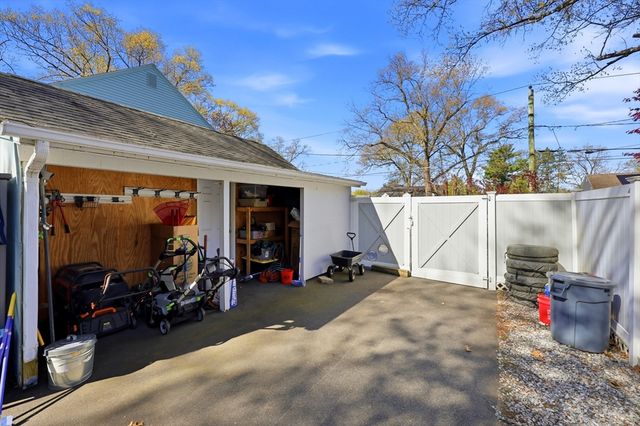 145 Chalmers St, Springfield, MA 01118