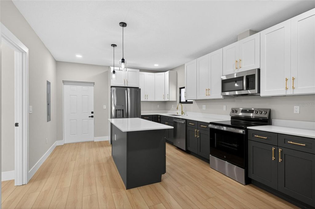 Image 20 of property listing at 3512 W MCELROY AVENUE, Tampa, FL 33611