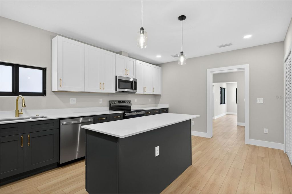 Image 28 of property listing at 3512 W MCELROY AVENUE, Tampa, FL 33611