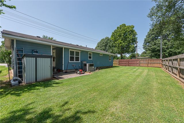 3016 W Mount Comfort Road, Fayetteville, AR 72704