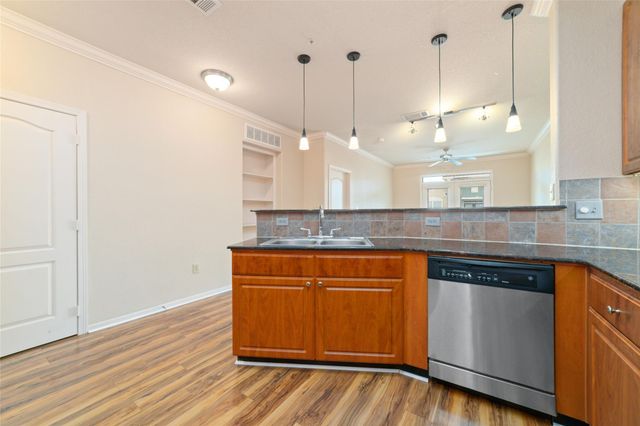 1711 Old Spanish Trail 408, Houston, TX 77054