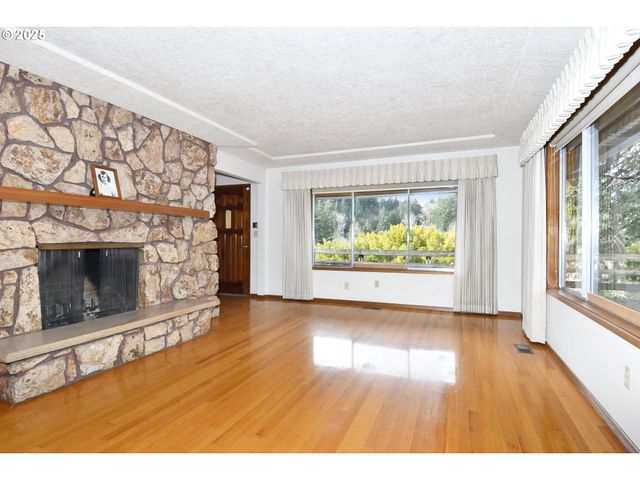 19955 Se TILLSTROM Rd, Damascus, OR 97089