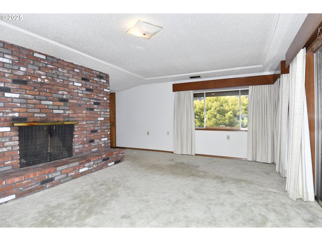 19955 Se TILLSTROM Rd, Damascus, OR 97089