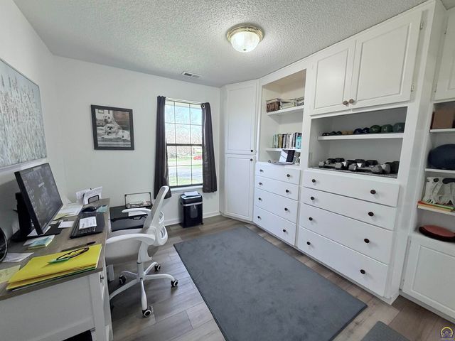 5609 SW Foxcroft Cir S Apt 108, Topeka, KS 66614