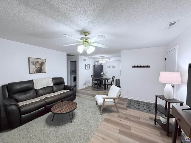 5609 SW Foxcroft Cir S Apt 108, Topeka, KS 66614